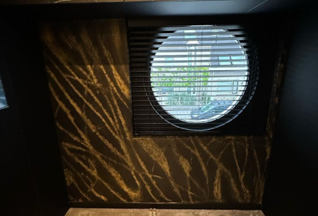 Wall-design-zwart-en-goud